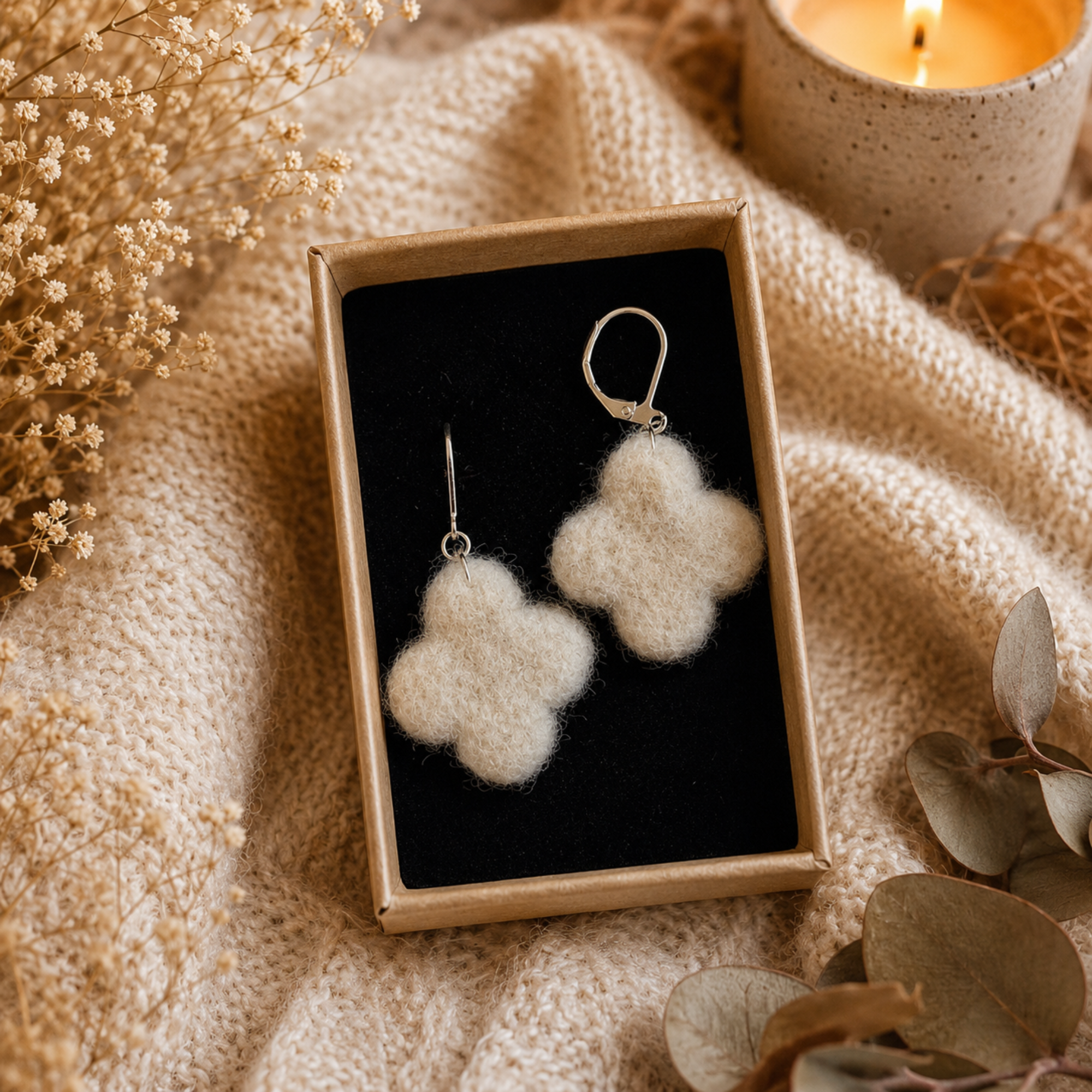 Boucles d'oreilles coeur en laine feutrée